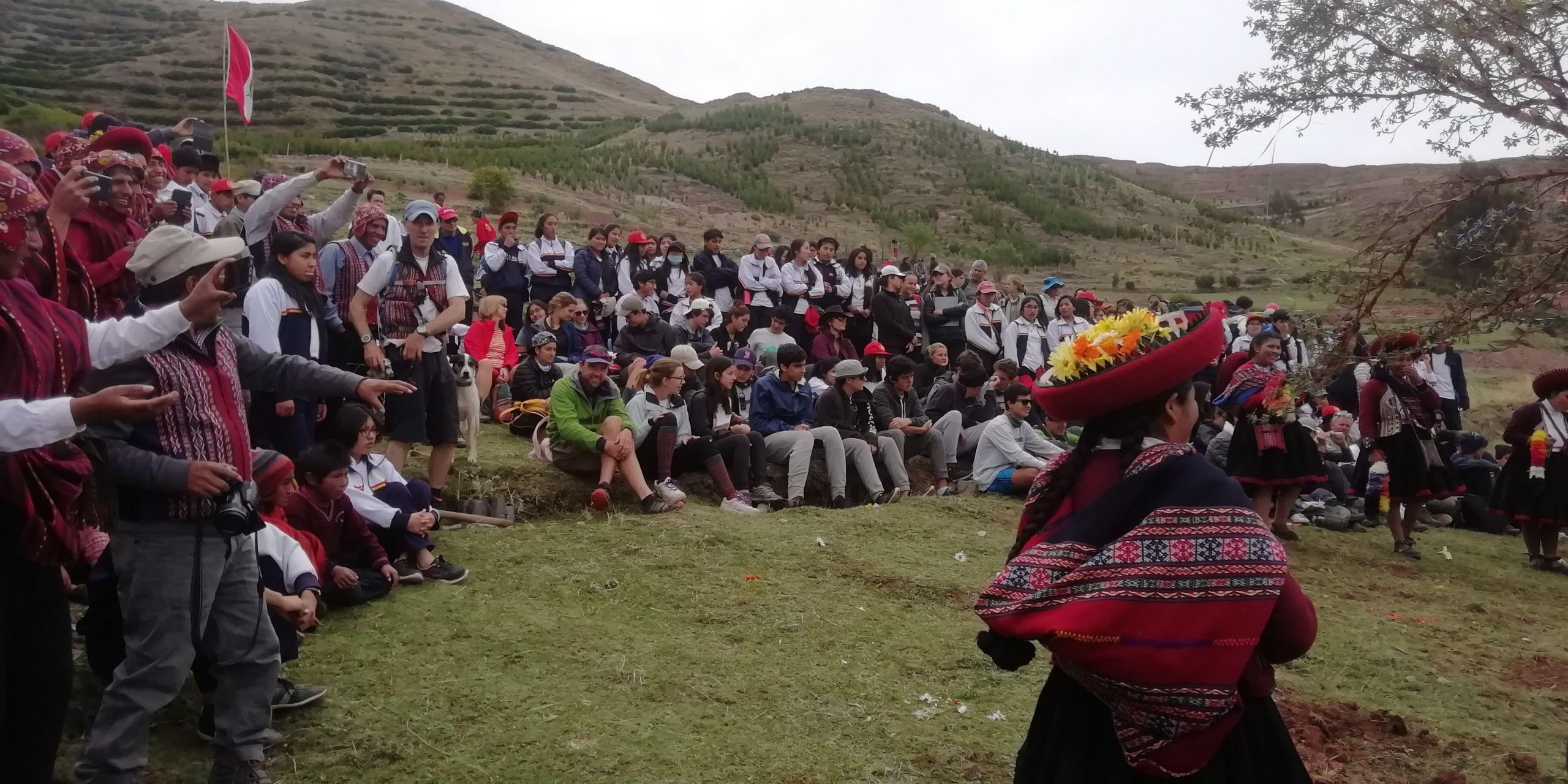 100 students from COAR Cuzco joined S4 students to plant 10,000 trees in the Piuray area